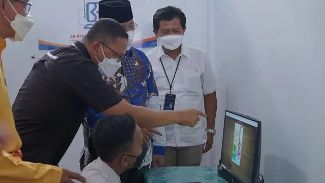Siswa SDN 006 Meral di Tanjung Balai Karimun Provinsi Kepulauan Riau sedang mencoba komputer pemberian BRI. Foto: BRI