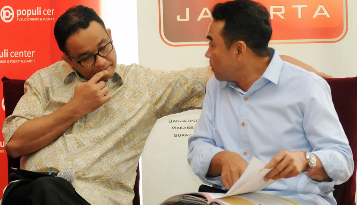 Menteri Pendidikan dan Kebudayaan, Anies Baswedan (kiri) dan anggota komisi X DPR RI, Teguh Juwarno berbincang di sela-sela diskusi "Mencari Kurikulum yang Maksimum" di Jakarta, (13/12/2014). (Liputan6.com/Helmi Fithriansyah)