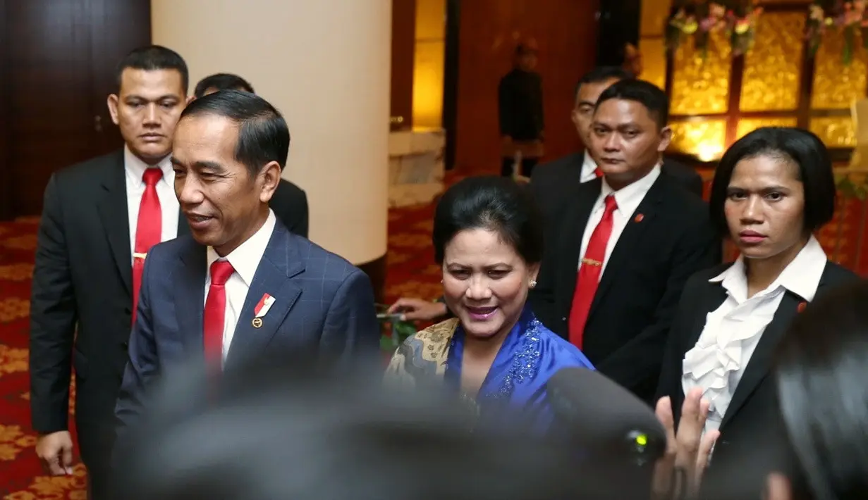 Selanjutnya, yang lebih istimewa ada Presiden  Jokowi dan Ibu Iriana Jokowi yang hadir di pernikahan Raditya Dika dan Anissa Aziza. Kedatangan orang nomor satu di Indonesia ini tentunya menjadi pusat perhatian banyak orang. (Nurwahyunan/Bintang.com)