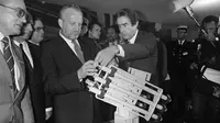 Jean-Luc Lagardere menunjukkan model rudal kepada Menteri Pertahanan Prancis Charles Hernu, November 1983. (AFP/Dominique Faget)