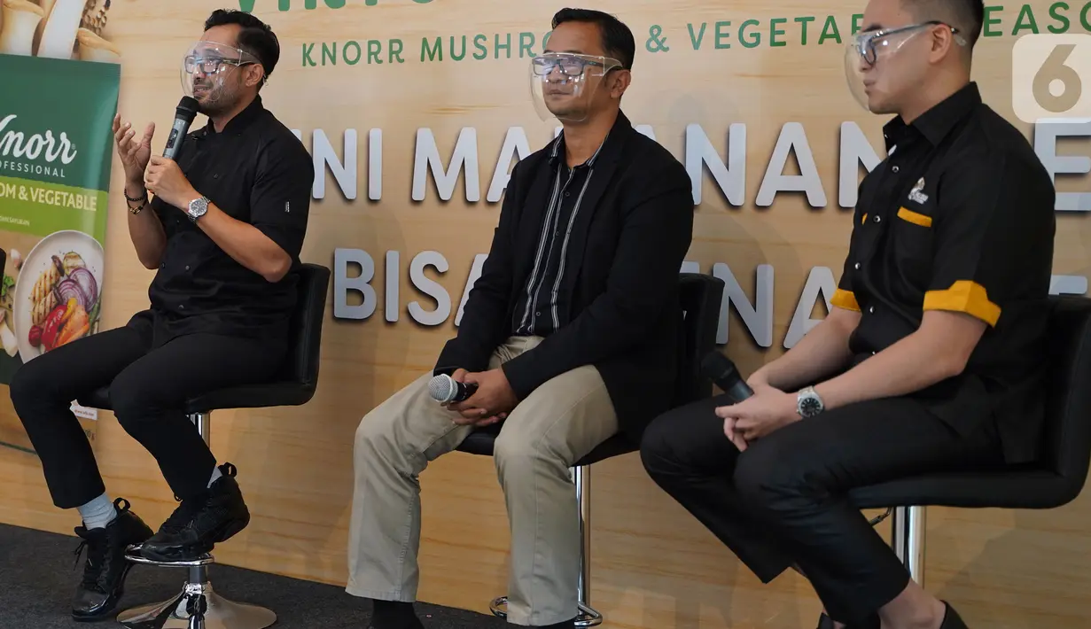 Chef Norman Ismail, Managing Director Unilever Food Solutions Joy Tarigan dan Owner & Founder YellowFit Group Christopher Aldo saat konfrensi pers virtual Knorr Mushroom & Vegetable Seasoning yang dikembangkan Unilever Food Solutions di Jakarta. (Liputan6.com/HO/Ading)