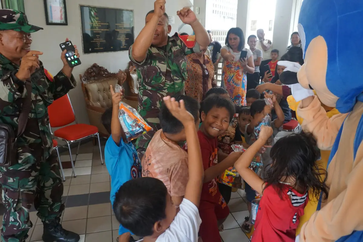 Team trauma healing dari Kodim 1309/Manado, Kamis (16/5/2024), mengunjungi Bapelkes Sulut yang menjadi posko Pengungsian erupsi Gunung Ruang.