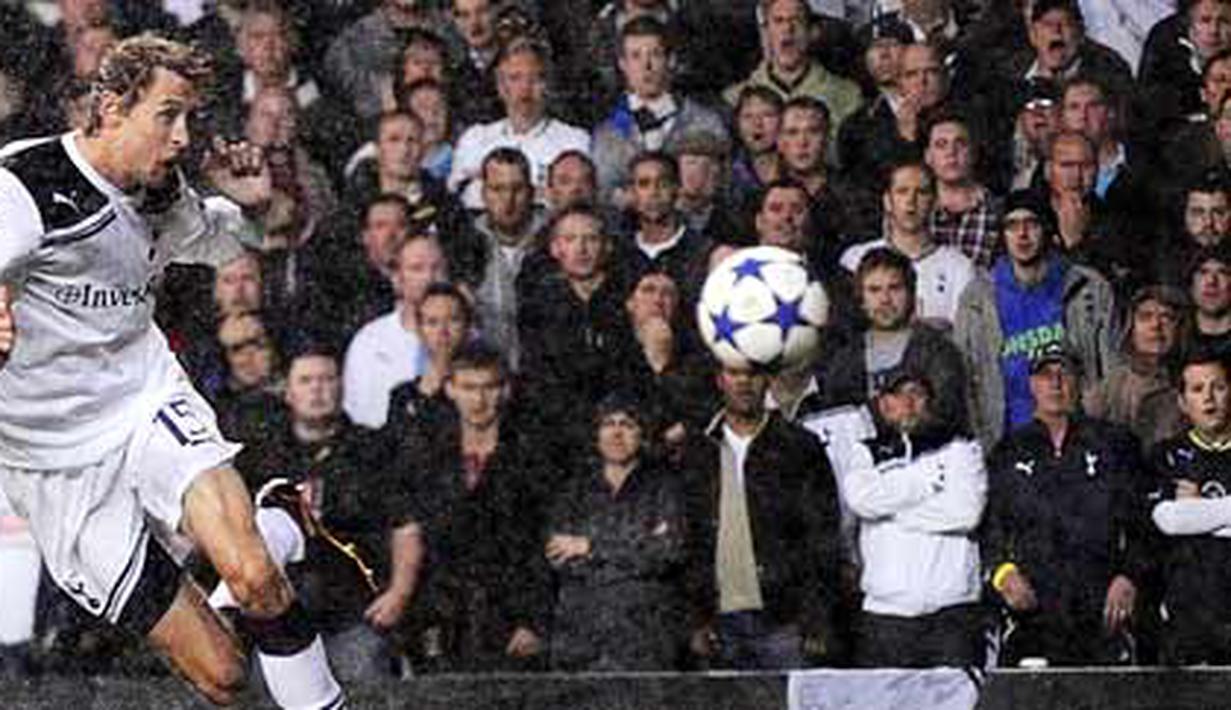 Peter Crouch beraksi dengan sundulan untuk membukukan hat-trick bagi kemenangan 4-0 Tottenham Hotspur atas Young Boys di play-off Liga Champions di London, 25 Agustus 2010. AFP PHOTO/Carl de Souza