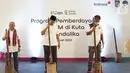 Perwakilan penerima manfaat dari Kelompok UMKM dan Nelayan menerima bantuan sarana, modal dan pelatihan usaha dari Indosat Ooredoo Hutchison (IOH) pada peluncuran program pemberdayaan komunitas yang berkelanjutan di Desa Kuta, Mandalika, NTB. (Liputan6.com/HO/Rizki)