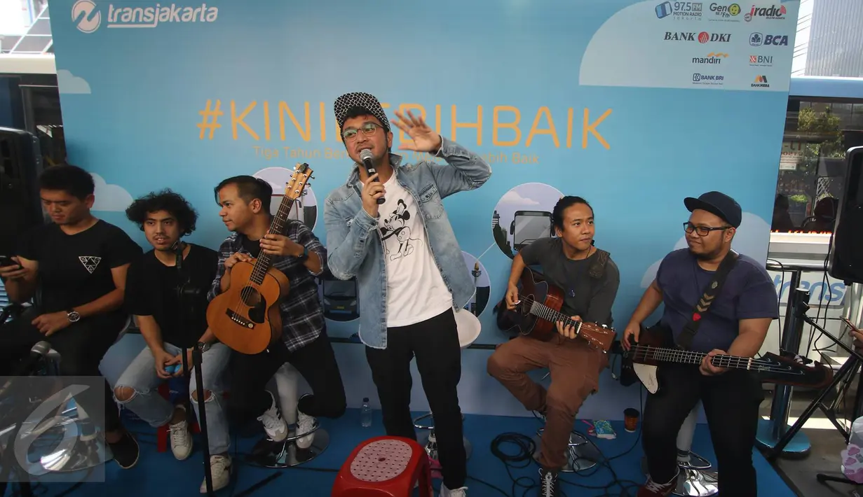 Grup musik Nidji saat menghibur penumpang di Halte Transjakarta Sarinah, Thamrin, Jakarta Pusat, Senin (27/3). Acara tersebut diadakan dalam rangka memperingati ulang tahun ke-3 PT Transjakarta. (Liputan6.com/Immanuel Antonius)