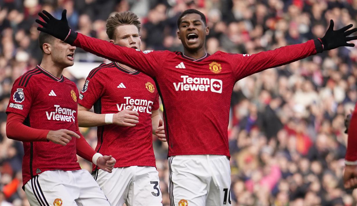Selebrasi striker Manchester United, Marcus Rashford setelah mencetak gol kedua timnya lewat eksekusi penalti ke gawang Everton pada laga pekan ke-28 Premier League 2023/2024 di Old Trafford Stadium, Manchester, Sabtu (9/3/2024). (AP Photo/Dave Thompson)