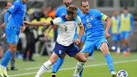 Harry Kane (tengah) mengontrol bola selama pertandingan sepak bola UEFA Nations League antara Italia&nbsp;versus Inggris di stadion San Siro, di Milan, Italia, Sabtu, (24/9/2022) dini hari WIB. (AP Photo/Antonio Calanni)