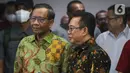 Kedatangan Mahfud MD disambut hangat Pdt Gomar Gultom, yang telah menunggu di lobby Graha Oikoumene bersama para pengurus PGI lainnya. (Liputan6.com/Herman Zakharia)