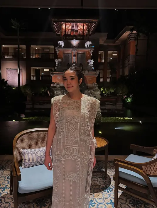 Gisel mengenakan gaun dari Sapto Djodjokartiko dengan motif yang khas. [Foto: Instagram/ Gisel_la]