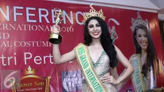 Miss Grand International 2016, Ariska Putri Pertiwi menunjukkan tropinya, Jakarta, Senin (21/11). Ariska sukses memenangkan dua penghargaan sekaligus di ajang Miss Grand International 2016 di Las Vegas. (Liputan6.com/Herman Zakharia)