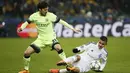 Gelandang Manchester City, David Silva, berebut bola dengan pemain Dynamo Kiev, Derlis Gonzalez. Penguasaan bola kedua tim imbang, namun City memiliki lebih banyak peluang. (Reuters/Gleb Garanich)