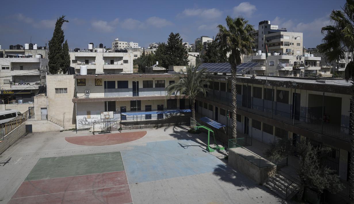 Sebuah sekolah yang ditutup terlihat di kota Bethlehem, Tepi Barat, Selasa (28/3/2023). (AP Photo/Mahmoud Illean)