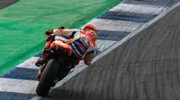 Aksi pembalap Repsol Honda, Marc Marquez saat melakoni tes pramusim MotoGP 2018 di Sirkuit Buriram, Thailand. (LILLIAN SUWANRUMPHA / AFP)