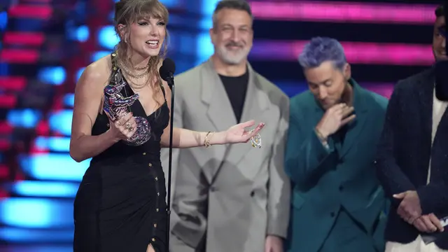 Taylor Swift dan NSYNC di MTV VMA 2023. (Charles Sykes/Invision/AP)