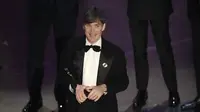 Cillian Murphy menang Piala Oscar pertama lewat film Oppenheimer karya sineas Christopher Nolan. Kemenangan ini didedikasikan untuk para pembawa damai. (Foto: Dok. Chris Pizzello/Invision/AP)