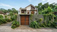 10 Model Gerbang Rumah Desa Modern yang Dipadukan Dengan Pagar Roster, Kombinasi Fasad Estetis