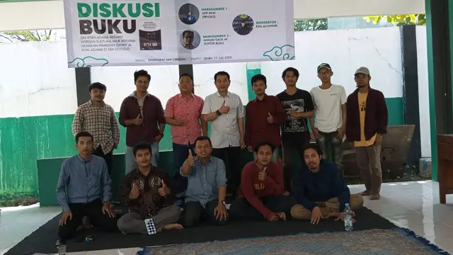 Bedah buku "Era Ketika Agama Menjadi Warisan Kultural Milik Bersama: Sembilan Pemikiran Denny JA Soal Agama di Era Google" di Aula Himpunan Mahasiswa Islam (HMI)/KAHMI, Cirebon pada Senin (17/7/2023) (Istimewa)