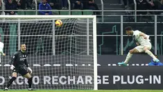 Penyerang Sassuolo, Gianluca Scamacca (kanan) saat mencetak gol ke gawang Inter Milan pada pertandingan lanjutan Liga Serie A Italia di Stadion San Siro, di Milan, Italia, Senin (21/2/2022). Inter Milan kalah atas Sassuolo 0-2. (Spada/LaPresse via AP)