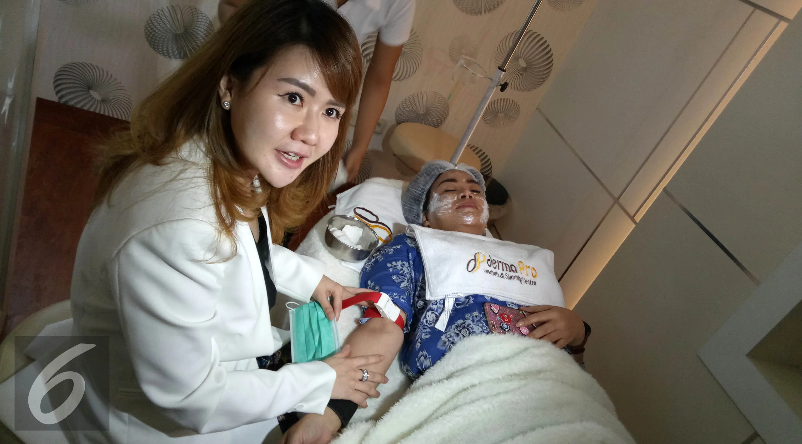 Annisa Bahar saat melakukan perawatan kecantikan di klinik DermaPro. (Ferry Noviandi/Liputan6.com)