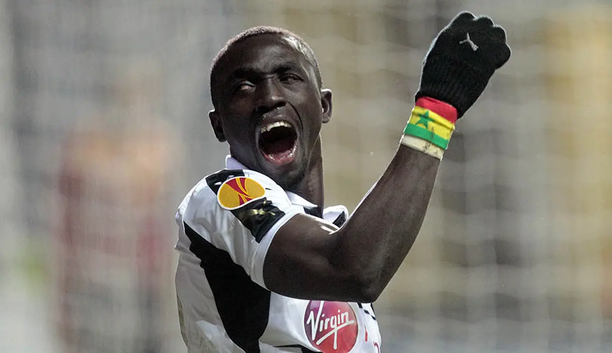 5. Papiss Cisse, pada musim 2011/12, striker Senegal ini berhasil mencetak 13 gol dari 14 penampilan bersama Newcastle. Namun musim selanjutnya dari 36 penampilan hanya delapan gol yang bisa diraihnya. (AFP/Graham Stuart)