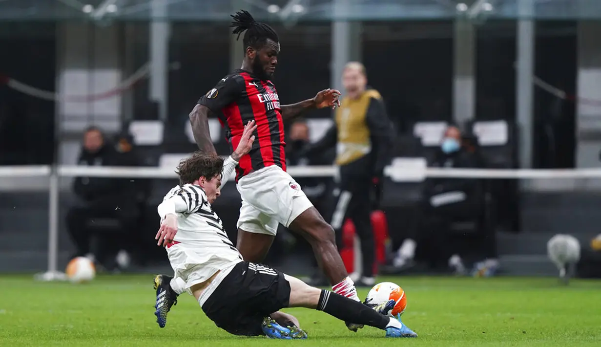 Pemain AC Milan Franck Kessie mengontrol bola melewati pemain Manchester United Victor Lindelof pada pertandingan leg kedua babak 16 besar Liga Europa di Stadion San Siro, Milan, Italia, Kamis (18/3/2021). Manchester United  menang 1-0. (Spada/LaPresse via AP)