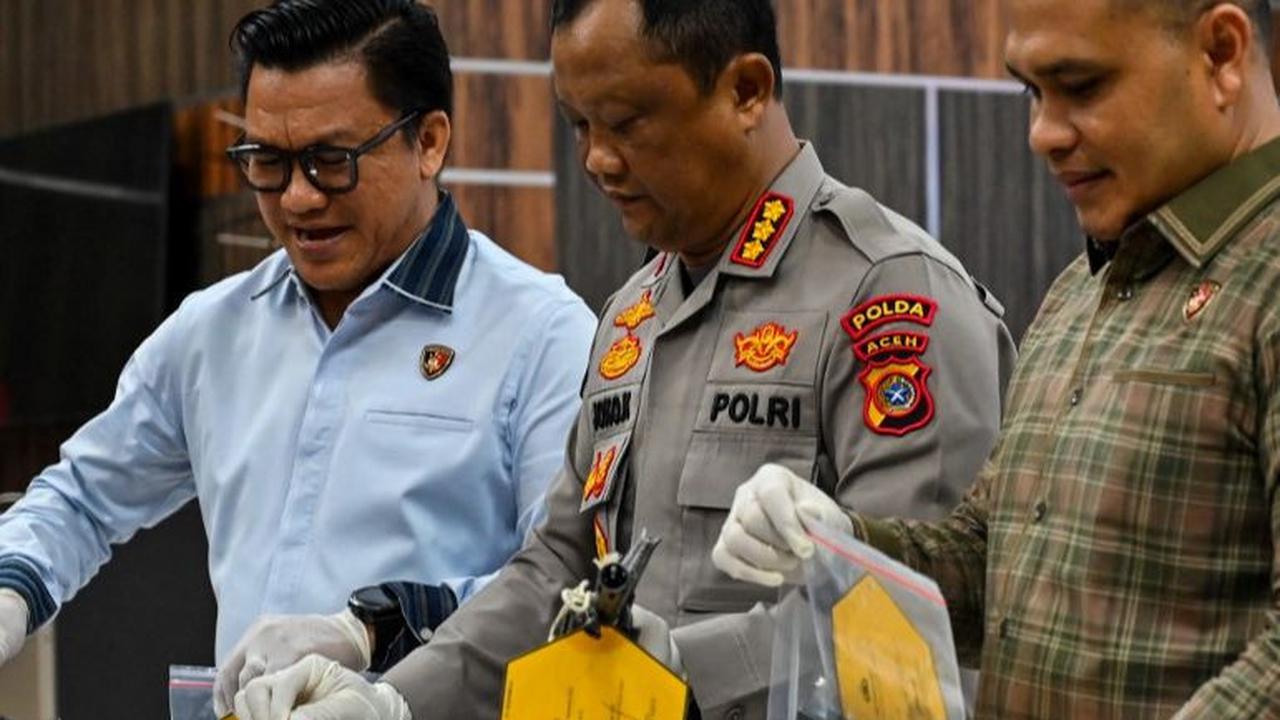 Polda Aceh menerima dua pucuk senjata laras panjang jenis M-16 yang diserahkan oleh seorang warga di Kabupaten Pidie, Aceh. Senjata itu disebut bekas konflik Aceh yang telah disimpan belasan tahun.<br><br>Hal itu diungkapkan oleh Dirreskrimsus Polda Aceh 