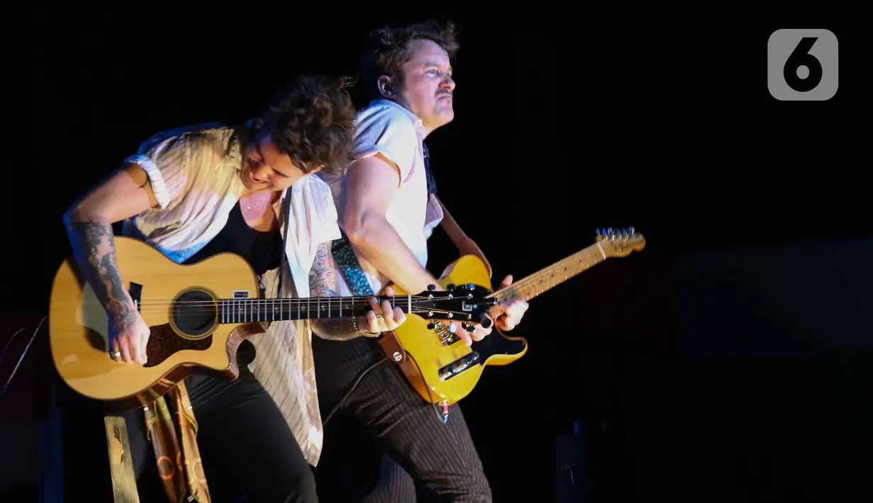 Grup band American Authors Zac Barnett tampil pada  festival musik Soundrenaline di Allianz Ecopark, Ancol, Jakarta, Minggu (27/11/2022). Dalam hari terakhir Soundrenaline 2022 itu, band beraliran rock asal New York Amerika Serikat tersebut menampilkan lagu-lagu andalan mereka, seperti Best Day of My Life, I'm Born To Run, dan Hit It. (Liputan6.com/Herman Zakharia)