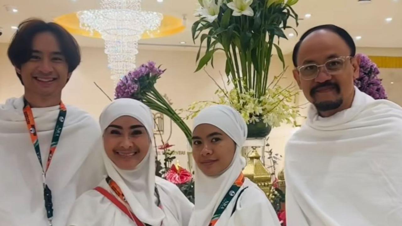 Diwarnai Momen Haru dan Syukur, 7 Potret Iis Dahlia dan Keluarga Jalani Umrah Saat Ramadan