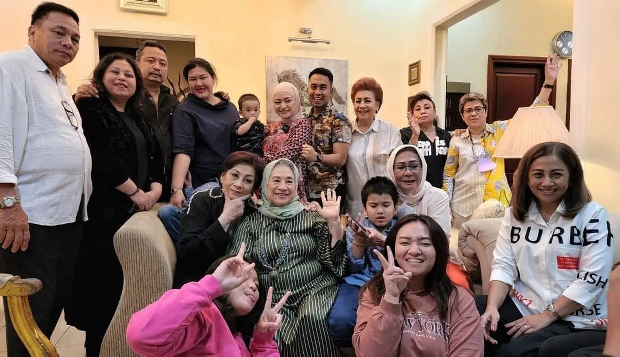 Nathalie Holscher, juga telah membawa Faris ke tengah keluarga yang sedang merayakan ultah Oma Lucky Paloh. (Foto: Instagram/@nathalieholscher)