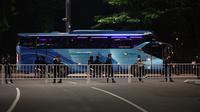 Patroli dan pengawalan ketat dilakukan sebelum, selama, dan setelah Argentina melakukan latihan, Sabtu (17/6/2023) malam WIB. (Bola.com/Muhammad Adi Yaksa)