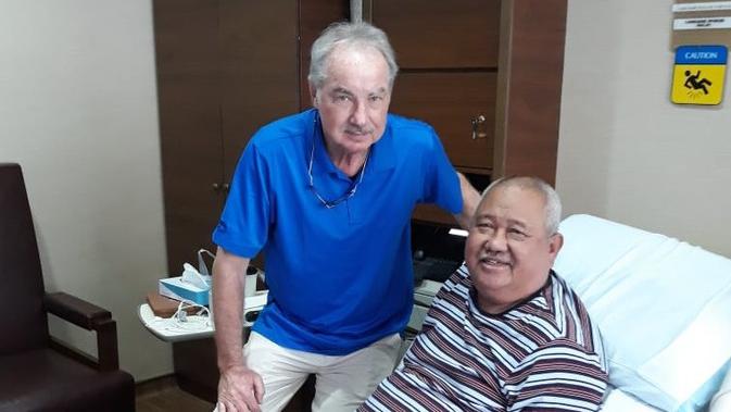 Alfred Riedl saat menjenguk mantan manajer timnas Indonesia, Andi Darussalam di Singapura, 2018 lalu (Istimewa)