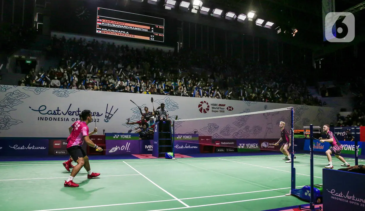 Ganda putra Indonesia Pramudya Kusumawardana/Yeremia Rambitan mengembalikan kok Ben Lane/Sean Vendy dari Inggris saat tampil dalam Indonesia Open 2022 di Istora Senayan, Jakarta, Rabu (15/6/2022). Pramudya Kusumawardana dan Yeremia Rambitan menang dengan skor 21-19, 21-15. (Liputan6.com/Faizal Fanani)