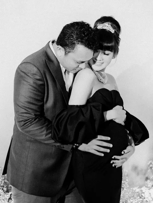 <p>Sebelumnya, Gilang Dirga dan Adiezty Fersa melakukan acara Baby Shower. Terinspirasi dari film Audrey Hepburn, Breakfast At Tiffany's, Adiezty Fersa bergaya ala Audrey Hepburn dengan mengenakan gaun off shoulder dengan detail puffy sleeve. (instagram/gilangdirga)</p>