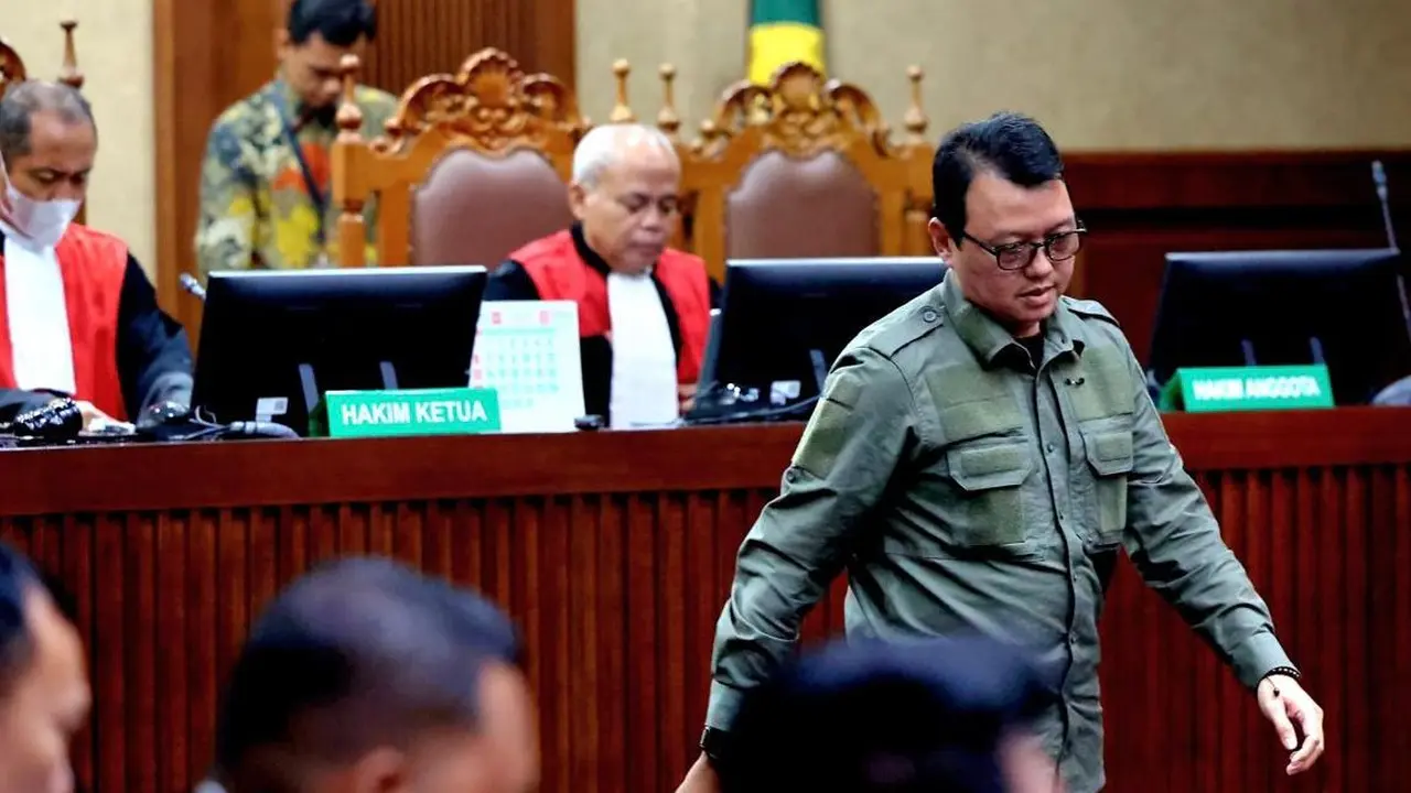 Dosen Ilmu Politik Universitas Indonesia (UI) Cecep Hidayat hadir menjadi saksi meringankan untuk terdakwa Hasto Kristiyanto di  Pengadilan Tipikor Jakarta Pusat, Jumat (20/6/2025). (Liputan6.com/Nanda Perdana Putra)