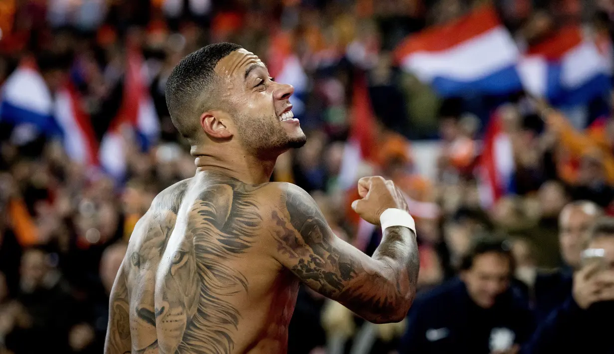 Penyerang Belanda Memphis Depay merayakan golnya ke gawang Irlandia Utara pada laga kualifikasi Euro 2020 di Rotterdam, Belanda, Kamis (10/10/2019). Belanda menang 3-1 dengan dua gol di antaranya dicetak Memphis Depay. (Koen van Weel/ANP/AFP)