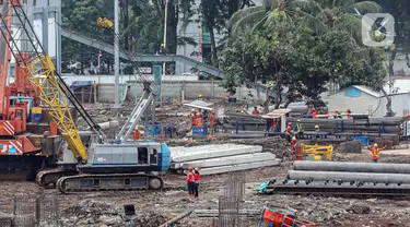 Sejumlah pekerja mengerjakan proyek perluasan stasiun Tanah Abang di Jakarta, Jumat (9/8/2024). (Liputan6.com/Angga Yuniar)