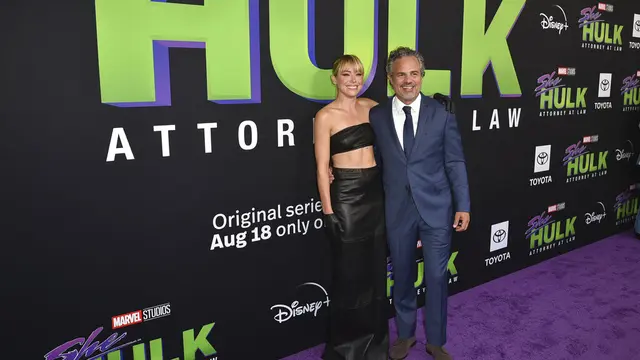 Tatiana Maslany dan Mark Ruffalo dalam premier She-Hulk: Attorney at Law. (Richard Shotwell/Invision/AP)