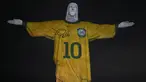 Sebuah gambar yang diproyeksikan ke patung Kristus Sang Penebus memberi penghormatan kepada legenda sepak bola Brasil Pele pada peringatan satu tahun kematiannya, di Gunung Corcovado di Rio de Janeiro, Brasil, Jumat (29/12/2023). (Mauro PIMENTEL / AFP)