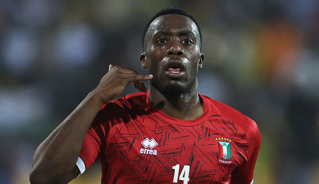 Gelandang Guinea Ekuatorial Jannick Buyla melakukan selebrasi setelah mencetak gol ke gawang Senegal pada pertandingan perempat final Piala Afrika (CAN) 2021 di Stade Ahmadou Ahidjo di Yaounde (31/1/2022). Senegal menang atas Guinea Ekuatorial 3-1. (AFP/Charly Triballeau)