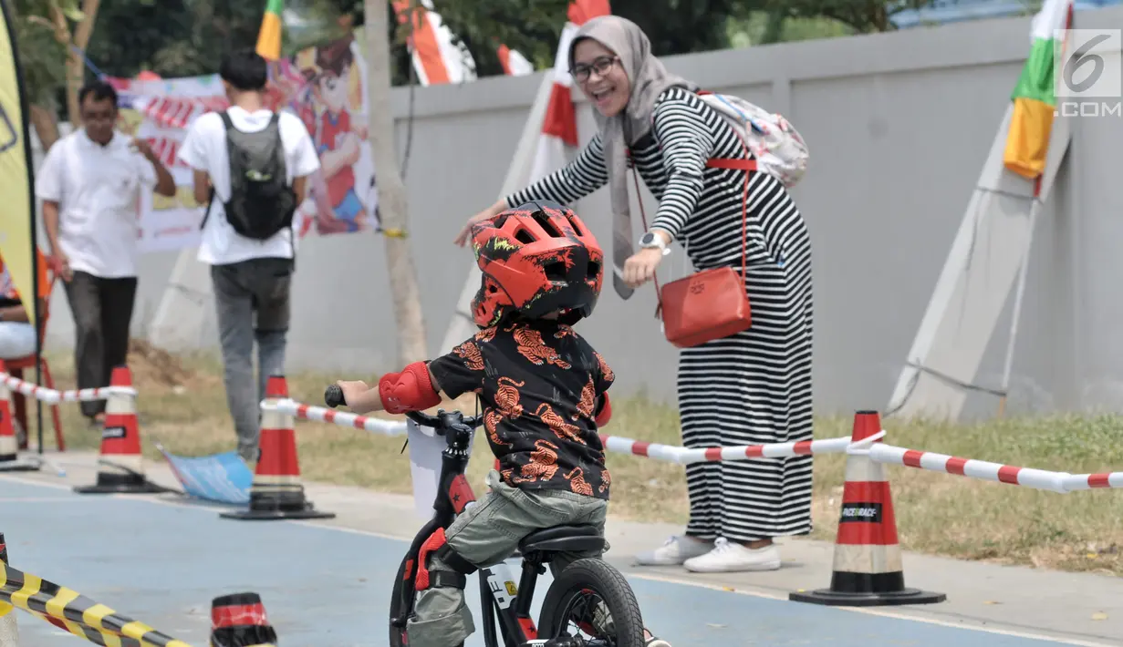 Pembalap balita saat mengikuti kejuaraan sepeda kategori Push Bike dalam BMX Bearco Fest 2019 di Jakarta International BMX Track, Minggu (25/8/2019). Kejuaraan yang pesertanya menggunakan sepeda keseimbangan tersebut diikuti anak kategori 2-5 tahun. (merdeka.com/Iqbal Nugroho)