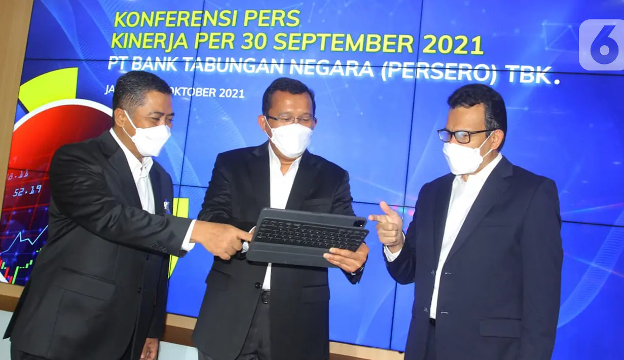 Direktur Utama PT Bank Tabungan Negara (Persero) Tbk. Haru Koesmahargyo (tengah) didampingi Jajaran Direksi Bank BTN Hirwandi Gafar (kiri) dan Nofry Rony Poetra (kanan) berbincang melihat laporan keuangan perseroan per 30 September 2021 di Jakarta, Kamis (21/10/2021). (Liputan6.com/HO/BTN)