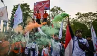 Salah satu peserta aksi menyebut, banyak regulasi dan sistem saat ini yang justru menekan pekerja. Bukan melindungi. (Juni KRISWANTO/AFP)
