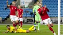 Striker Norwegia, Erling Braut Haaland, melakukan selebrasi usai mencetak gol ke gawang Rumania pada laga UEFA Nations League di Stadion Ullevaal, Minggu (11/10/2020). Norwegia menang dengan skor 4-0. (Stian Lysberg Solum /NTB scanpix via AP)