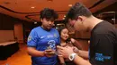 Dua anggota komunitas suporter Chelsea CISC Regional Jakarta melakukan registrasi untuk menyaksikan pertandingan Premier League 2023/2024 antara Chelsea melawan Fulham dalam acara Roaring Night di Hotel Ibis Styles, Tanah Abang, Jakarta Pusat, Sabtu (13/1/2024) malam. (Bola.com/M Iqbal Ichsan)