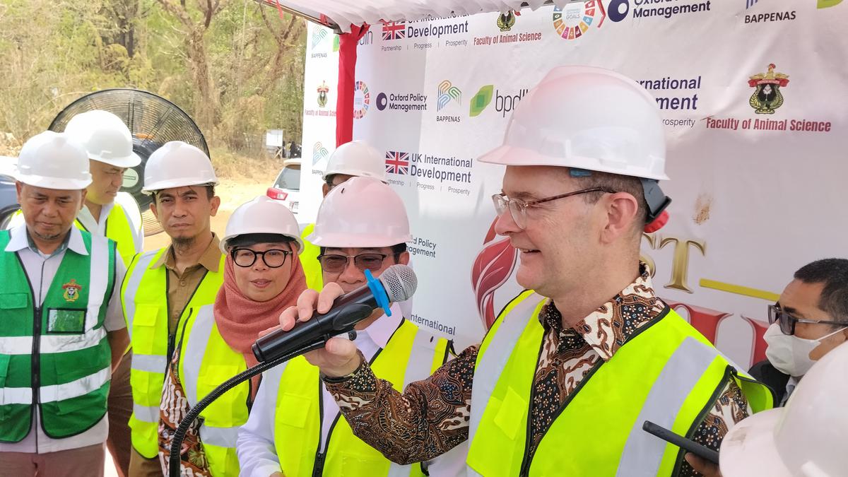 Dubes Inggris, H.E Dominic Jermey untuk Indonesia saat kuliah umum di Gedung Rektorat Unhas Makassar