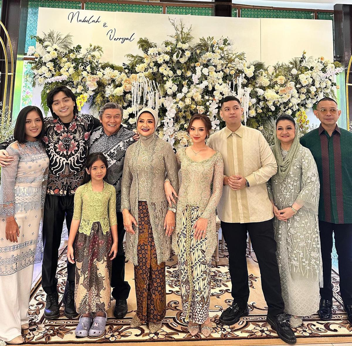7 Potret Betharia Sonata dan Willy Dozan Tampil Akur - Kompak di Pertunangan Anak