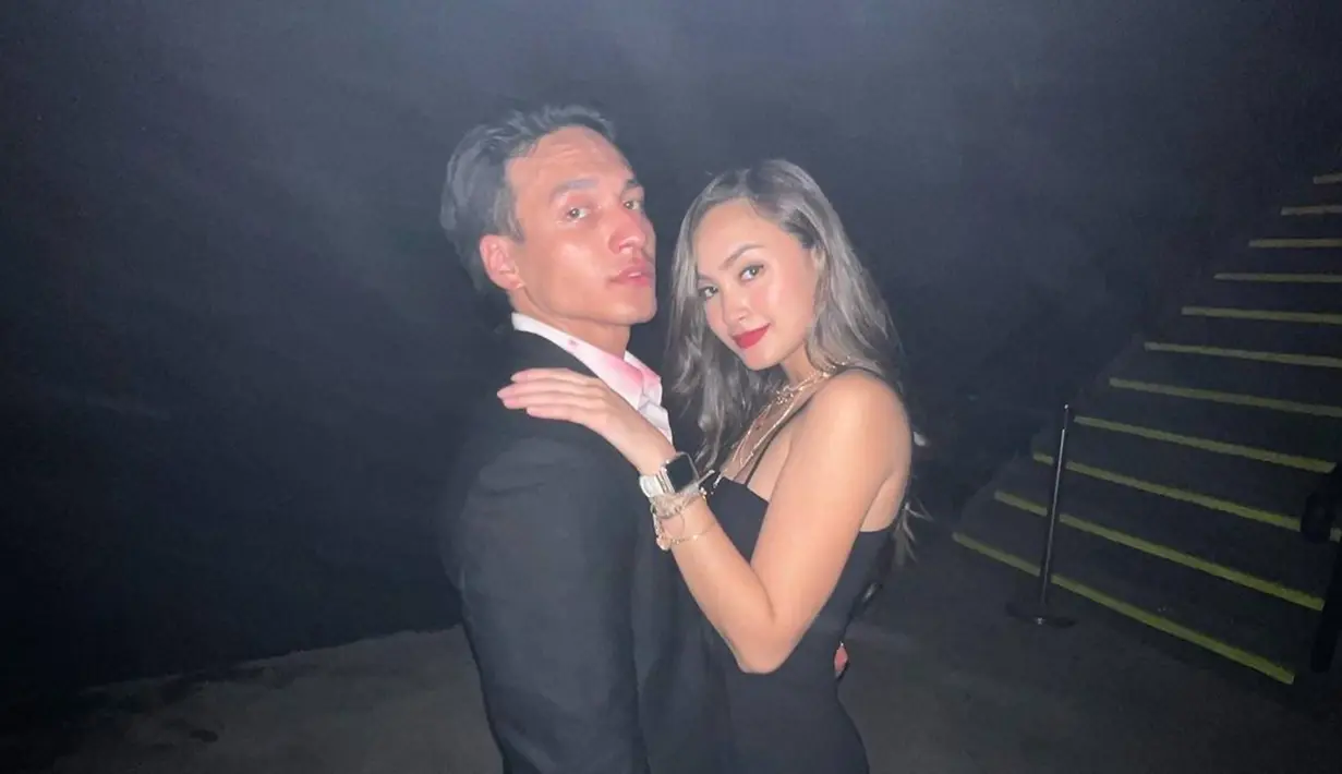 Tampil dengan busana senada berwarna hitam, Jefri Nichol dan Caitlin Halderman terlihat serasi saat cosplay karakter film Mr & Mrs Smith yang diperanka oleh Brad Pitt dan Angelina Jolie. Tampil keren sambil membawa pistol keduanya pun banjir pujian dari para netizen. (Liputan6.com/IG/@jefrinichol)