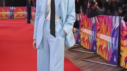 Tilda Swinton berpose untuk para fotografer setibanya di pemutaran perdana film 'The Eternal Daughter' dalam Festival Film London BFI 2022 di London, Kamis, 6 Oktober 2022. Tilda Swinton tampil mengenakan setelan jas biru bubuk dengan celana panjang lebar yang chic, melapisi kemeja garis-garis putih dan dasi hitam. (Photo by Vianney Le Caer/Invision/AP)