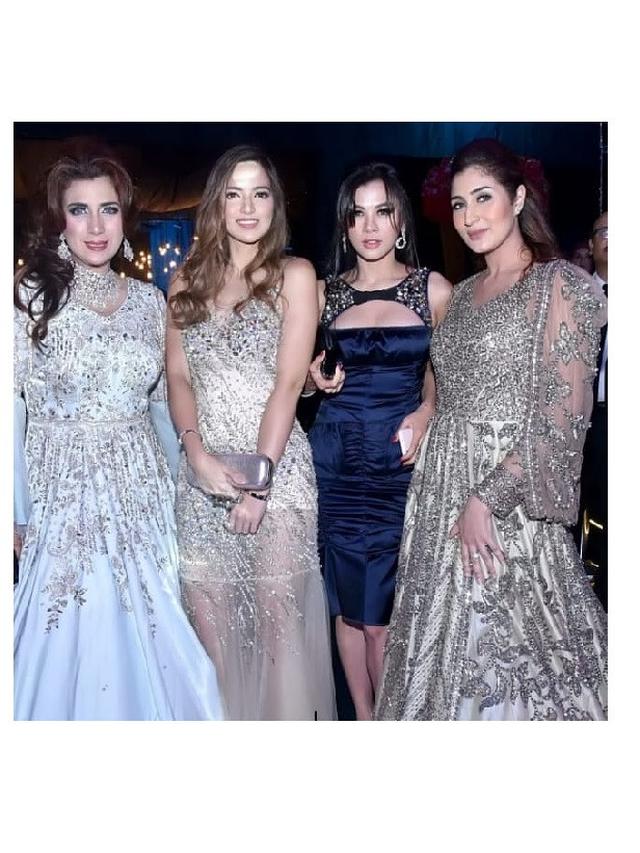 Enggak Kalah Cetar, Ini 6 Gaya Glamor Hana Shabab Ibu Tania Nadira