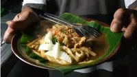 Kenikmatan mi goreng kuah Jawa beralas daun pisang. (Liputan6.com/Dian Kurniawan)